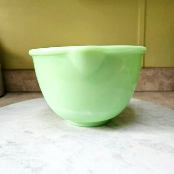 Vintage Mid-Century Jadeite Kitchenware Mixing Bowl w/ pour spout GUC unmarked - Picture 3 of 10